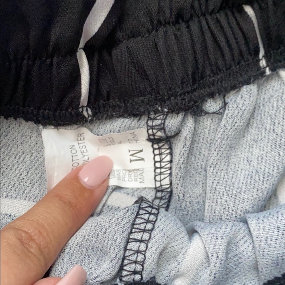 SHORTS - Picture 3 of 4